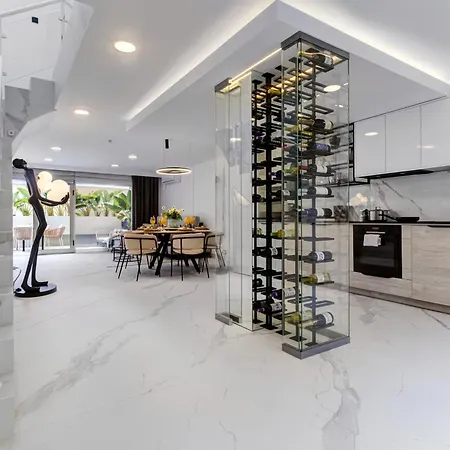 Sea View I Pool I Private Garage I Wi-fi I Grill I Wine L Coffee Apartment